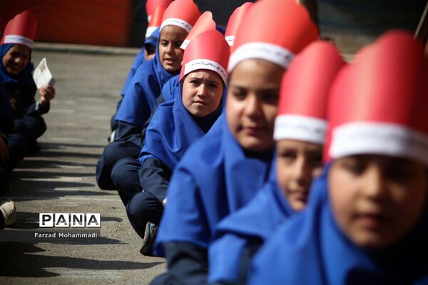 نواختن زنگ جشن عاطفه‌ها در چهاردانگه