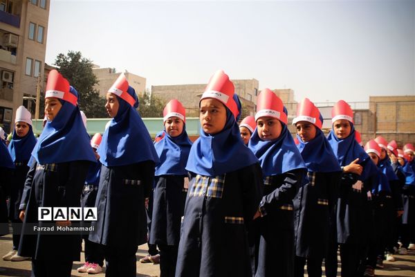 نواختن زنگ جشن عاطفه‌ها در چهاردانگه