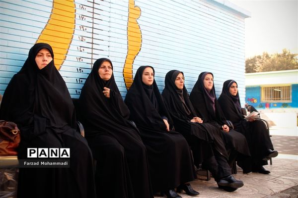 نواختن زنگ جشن عاطفه‌ها در چهاردانگه