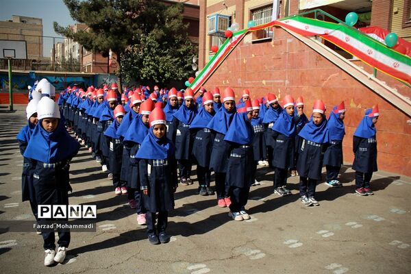 نواختن زنگ جشن عاطفه‌ها در چهاردانگه