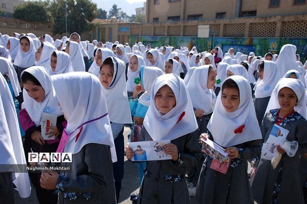 برگزاری آیین مهرعاطفه‌ها در مدارس ناحیه یک ری