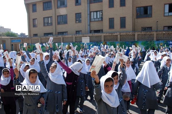 برگزاری آیین مهرعاطفه‌ها در مدارس ناحیه یک ری