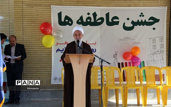 بندگی خدا و کمک به بندگان خدا دو بال پرواز برای رسیدن به معنویت