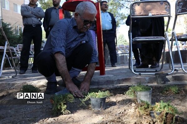کاشت جمعی گل و گیاه در فضای سبز محلات توسط اعضای باشگاه سالمندان گنجینگان