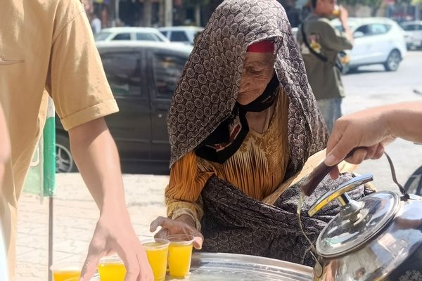 توزیع شربت و شیرینی به مناسبت میلاد پیامبر اسلام (ص) 