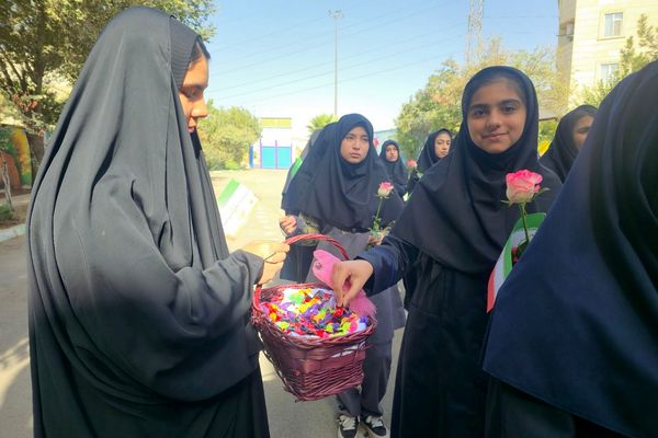 جشن جوانه ها در دبیرستان الهام شریعت کهریزک 