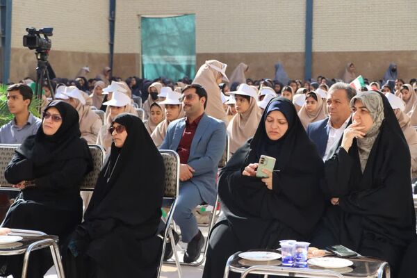 مراسم جشن ملی عاطفه‌ها در دبیرستان دخترانه شهید دکتر پاکنژاد یزد 