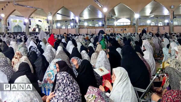 اقامه نماز عید فطر در یاسوج مصلی امام خمینی (ره)
