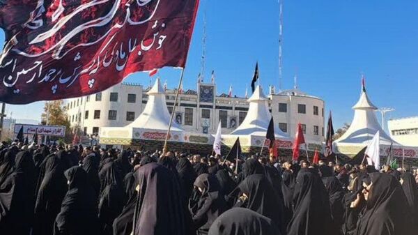 بدرقه پیکر مطهر ۱۳ شهید گمنام در اجتماع عظیم فاطمیون مشهد