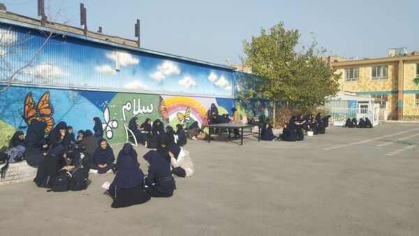دور همی دخترانه همزمان با هفته بهداشت روان در دبیرستان فرهنگیان 