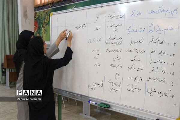 مراسم انتخابات انجمن اولیا و مربیان در مدرسه آیین روشن