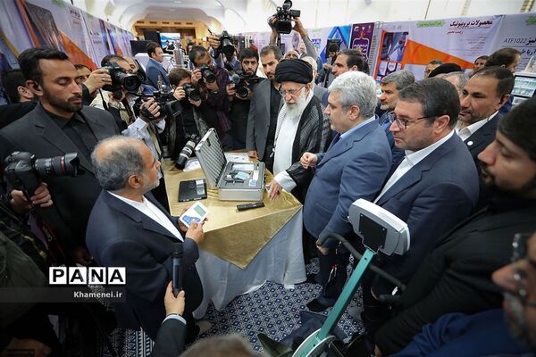 بازدید رهبر انقلاب اسلامی از نمایشگاه شرکت‌های دانش‌بنیان و فناوری‌های برتر