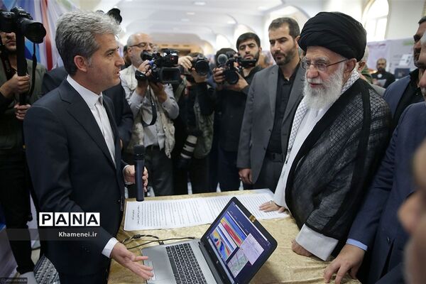بازدید رهبر انقلاب اسلامی از نمایشگاه شرکت‌های دانش‌بنیان و فناوری‌های برتر