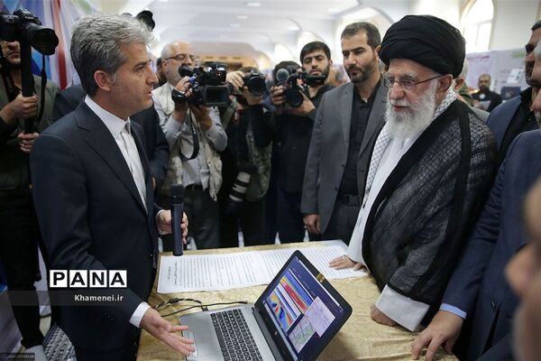 بازدید رهبر انقلاب اسلامی از نمایشگاه شرکت‌های دانش‌بنیان و فناوری‌های برتر