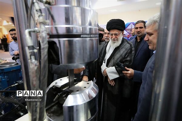 بازدید رهبر انقلاب اسلامی از نمایشگاه شرکت‌های دانش‌بنیان و فناوری‌های برتر