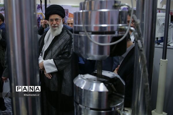 بازدید رهبر انقلاب اسلامی از نمایشگاه شرکت‌های دانش‌بنیان و فناوری‌های برتر