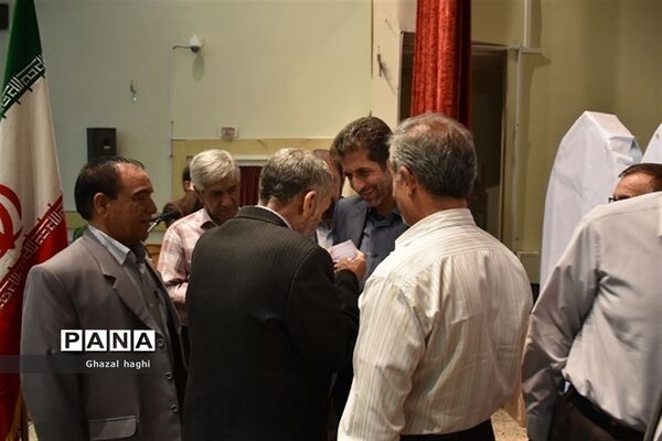 نشست صمیمانه مدیرکل و مسئولان آموزش و پرورش استان کرمانشاه با فرهنگیان بازنشسته