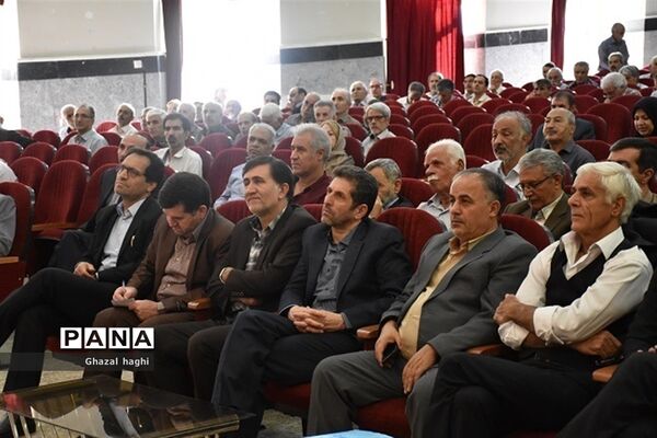 نشست صمیمانه مدیرکل و مسئولان آموزش و پرورش استان کرمانشاه با فرهنگیان بازنشسته