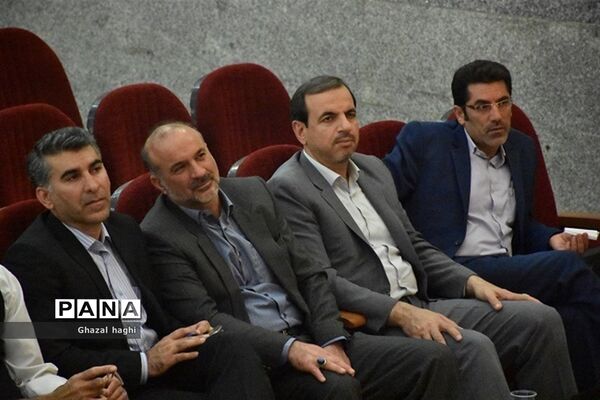 نشست صمیمانه مدیرکل و مسئولان آموزش و پرورش استان کرمانشاه با فرهنگیان بازنشسته