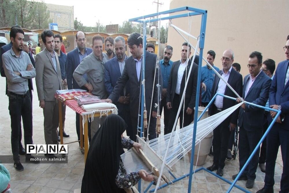 بازدید استاندار یزد از نمایشگاه توانمندی روستاهای میبد