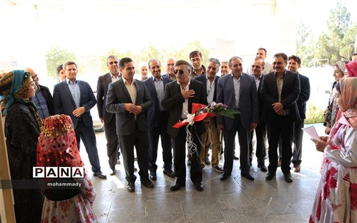 برگزاری جلسه خیرین مدرسه ساز با حضور خیر مدرسه ساز ومسئولین شهرستانی ومنطقه ای در جعفرآباد