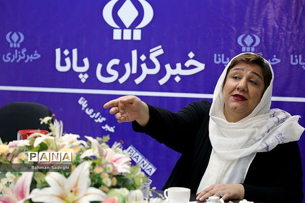 میزگرد و رونمایی از پوسترنمایش  تالاب هشیلان