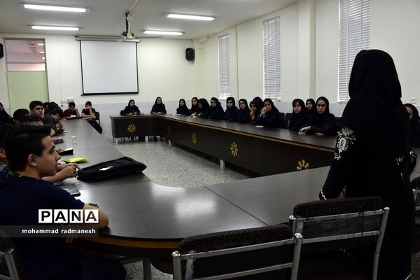 آشنایی دانش‌آموزان و والدین یزدی با  المپیاد فیزیک و نجوم