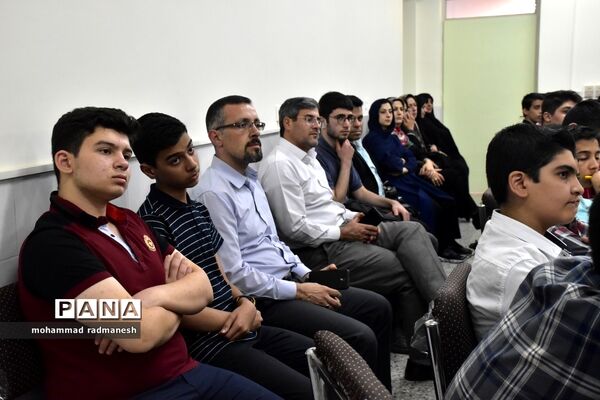 آشنایی دانش‌آموزان و والدین یزدی با  المپیاد فیزیک و نجوم