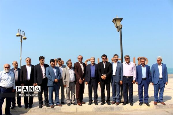 توزیع تجهیزات طرح کنترل و کاهش آسیب‌های اجتماعی مدارس استان بوشهر