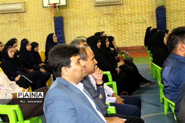 توزیع تجهیزات طرح کنترل و کاهش آسیب‌های اجتماعی مدارس استان بوشهر