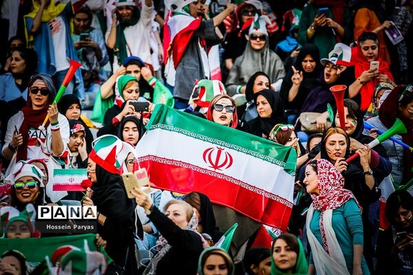 روز تاریخ؛ اولین حضور رسمی زنان در استادیوم فوتبال