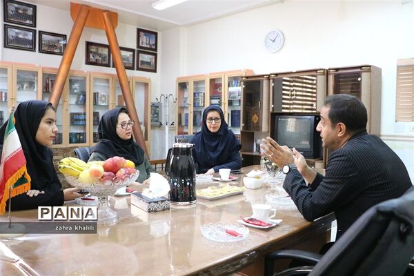 بازدید عضو شورای شهرشیراز از کتابخانه دانش‌آموز