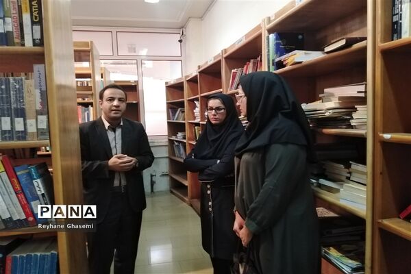بازدید عضو شورای شهرشیراز از کتابخانه دانش‌آموز