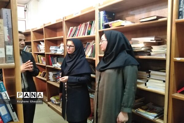 بازدید عضو شورای شهرشیراز از کتابخانه دانش‌آموز