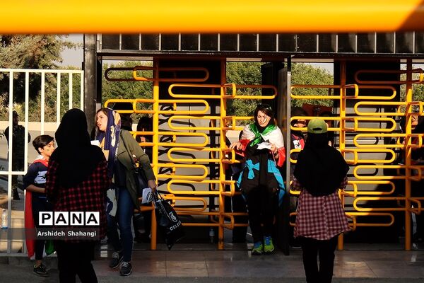 در حاشیه دیدار تیم های ملی ایران و کامبوج -حضور زنان در ورزشگاه آزادی
