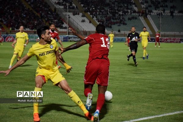 دیدار تیم‌هاى فوتبال تراکتور و پارس جنوبى جم