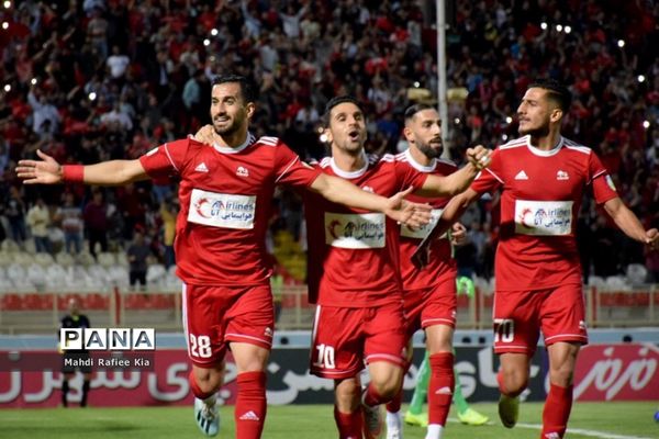 دیدار تیم‌هاى فوتبال تراکتور و پارس جنوبى جم