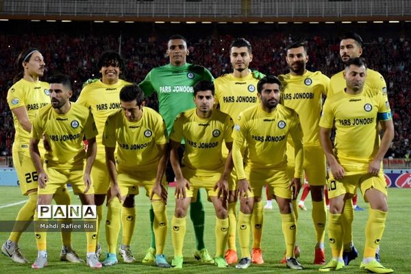 دیدار تیم‌هاى فوتبال تراکتور و پارس جنوبى جم