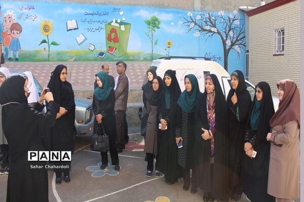 حضور کاروان شادی کانون پرورش فکری کودکان و نوجوانان استان همدان در مدرسه شاهد اخوان