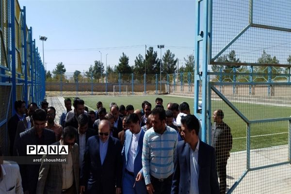 بازدید وزیر ورزش و جوانان ازسالن 2500 نفری و چمن مصنوعی شهرستان قاین