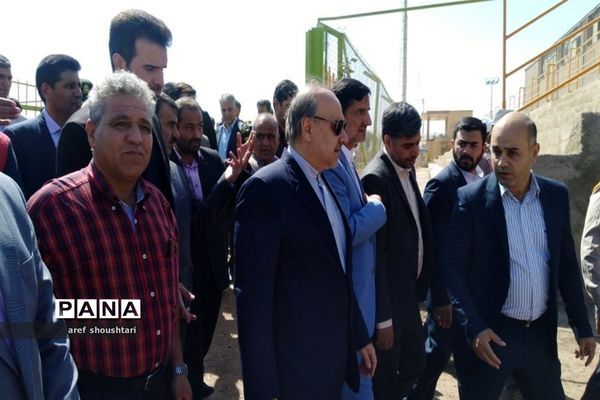 بازدید وزیر ورزش و جوانان ازسالن 2500 نفری و چمن مصنوعی شهرستان قاین