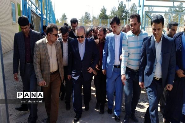 بازدید وزیر ورزش و جوانان ازسالن 2500 نفری و چمن مصنوعی شهرستان قاین