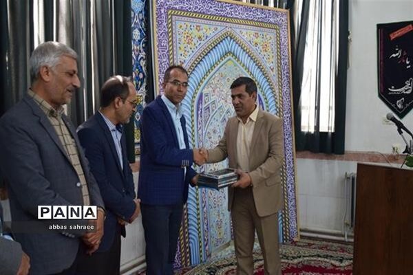 تکریم و معارفه مدیردو مدرسه در اردکان