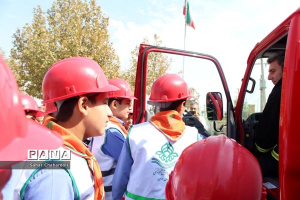 بازدید دانش‌آموزان پیشتاز از ایستگاه آتشنشانی شماره 6 همدان