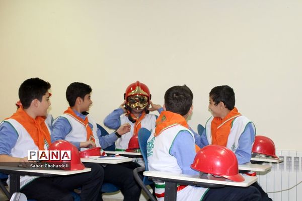 بازدید دانش‌آموزان پیشتاز از ایستگاه آتشنشانی شماره 6 همدان