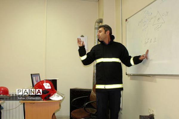 بازدید دانش‌آموزان پیشتاز از ایستگاه آتشنشانی شماره 6 همدان