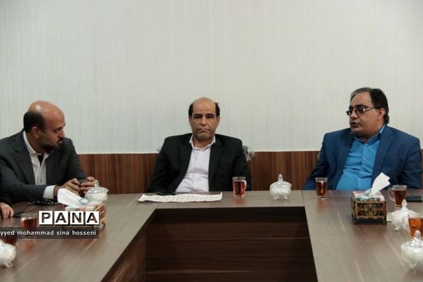 بازدید مدیرکل آموزش و پرورش از دبیرستان نمونه دولتی ملک ثابت