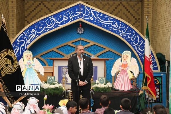 آیین نمادین آغاز آموزش قرآن کریم به دانش‌آموزان پایه اول ابتدایی در حرم مطهر رضوی