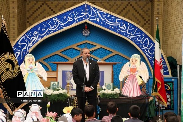 آیین نمادین آغاز آموزش قرآن کریم به دانش‌آموزان پایه اول ابتدایی در حرم مطهر رضوی