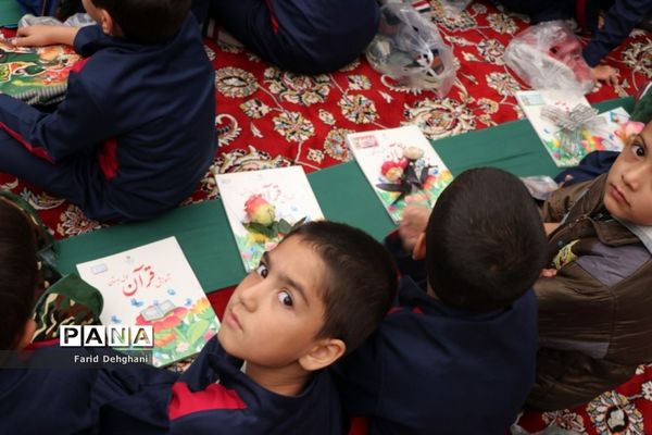 آیین نمادین آغاز آموزش قرآن کریم به دانش‌آموزان پایه اول ابتدایی در حرم مطهر رضوی